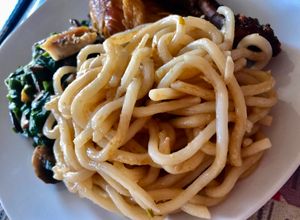 Una foto de Fideos Udon al ajo y jengibre