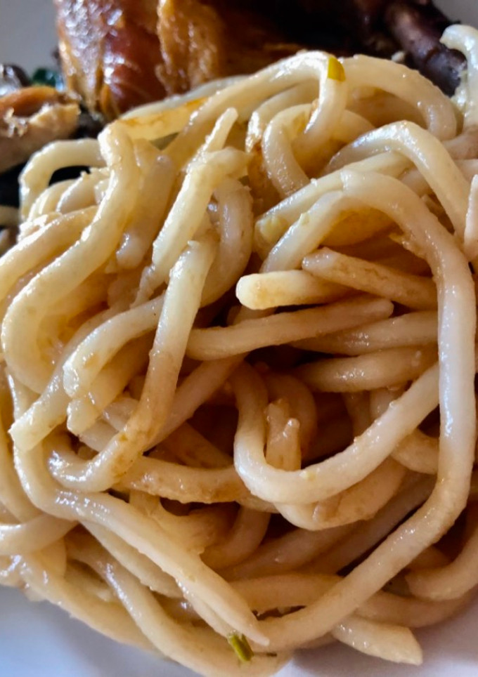 Una foto de Fideos Udon al ajo y jengibre