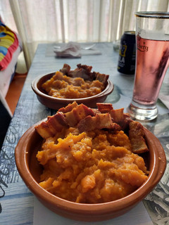 Una foto de Patatas revolconas con torreznos