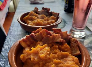 Una foto de Patatas revolconas con torreznos