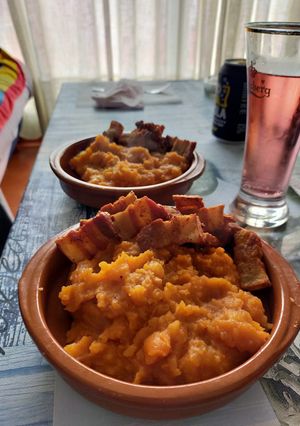 Una foto de Patatas revolconas con torreznos