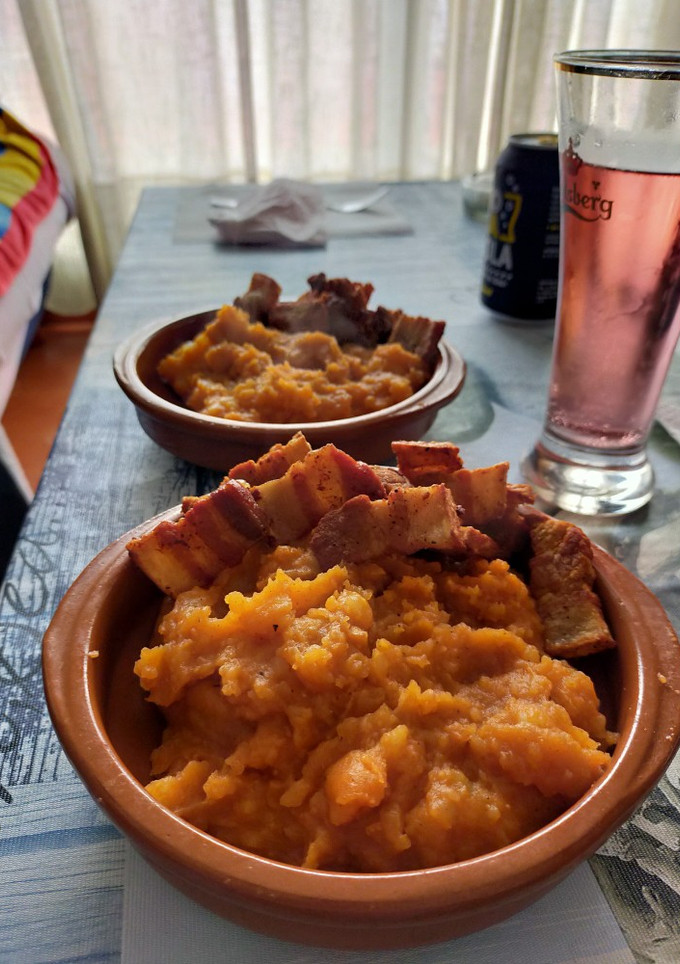 Una foto de Patatas revolconas con torreznos