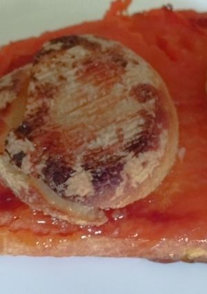 Une photo de Toast de patate douce, crottin chaud et miel