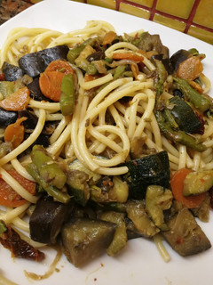 Una foto de Pasta con verduras salteadas