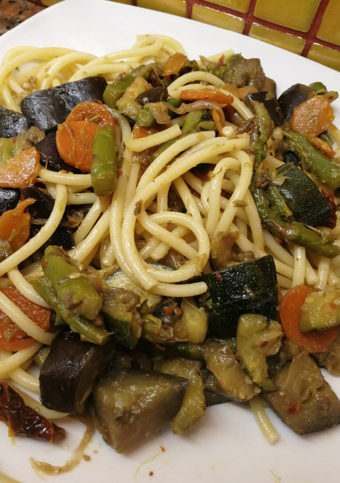Una foto de Pasta con verduras salteadas