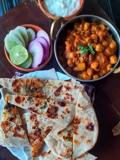 চিজ গার্লিক নান (Cheesy garlic naan recipe in Bengali) রেসিপির প্রধান ছবি