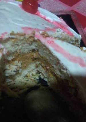 Una foto de Torta con bizcochue de yogurt frutillas