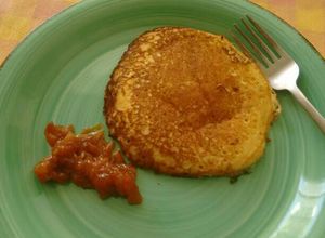 Una foto de Hot cakes, pancakes con manzana. ॐ
