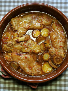 Una foto de Pies de cerdo con nabos negros