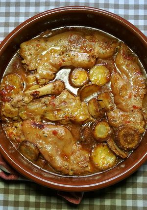 Una foto de Pies de cerdo con nabos negros