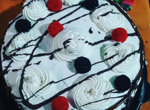 Una foto de Torta selva negra como de panadería