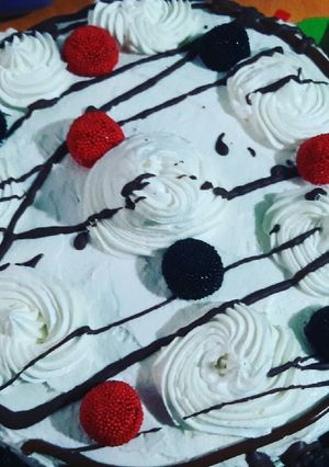 Una foto de Torta selva negra como de panadería