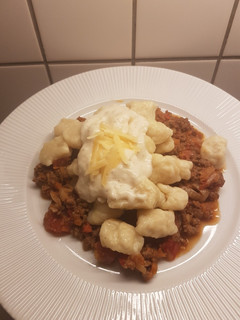 Una foto de Ñoquis de papá salsa bolognesa y salsa bechamel