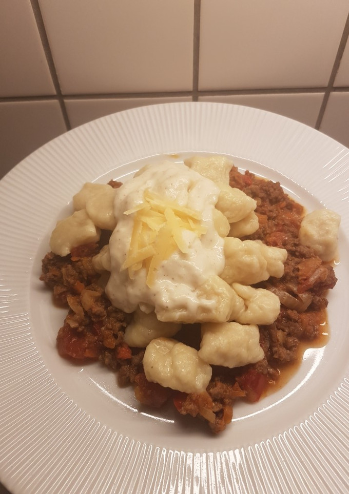 Una foto de Ñoquis de papá salsa bolognesa y salsa bechamel