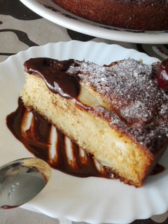 Una foto de Tarta de pera con cerezas