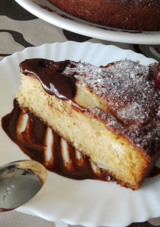 Una foto de Tarta de pera con cerezas