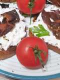 Crostini cu jambon serrano și ricotta