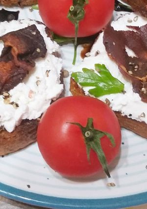O poză a rețetei Crostini cu jambon serrano și ricotta.