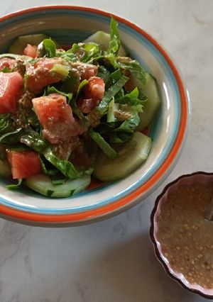 Una foto de Ensalada con aderezo de sésamo