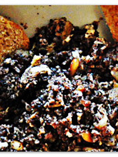 Una foto de Revuelto de morcilla con pasas y piñones