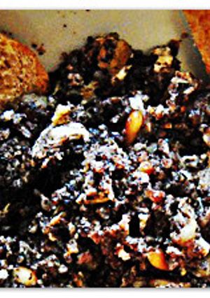 Foto principal de Revuelto de morcilla con pasas y piñones