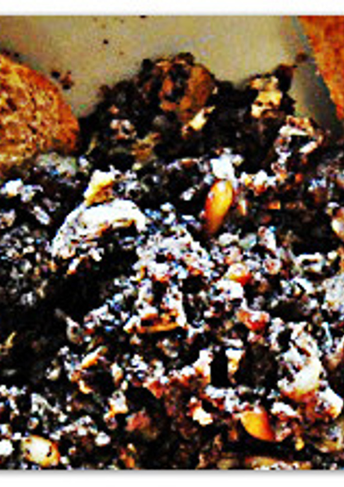 Una foto de Revuelto de morcilla con pasas y piñones