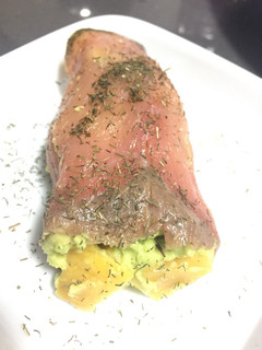 Una foto de Rollitos de salmón marinado, mango y aguacate 🥑