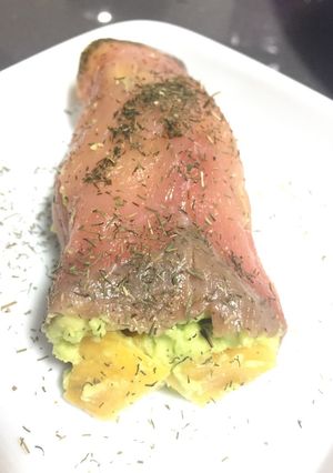 Una foto de Rollitos de salmón marinado, mango y aguacate 🥑