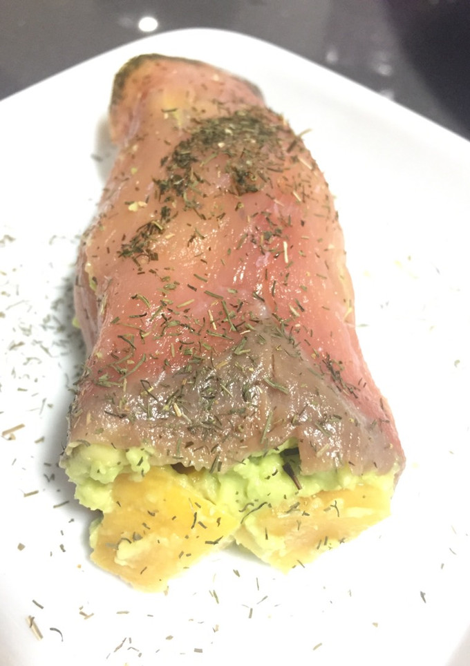 Una foto de Rollitos de salmón marinado, mango y aguacate 🥑