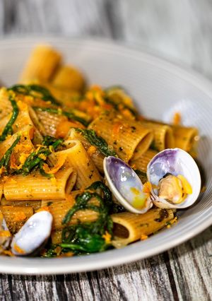 Foto di Mezze Maniche con Vongole, Salicornia e Bottarga