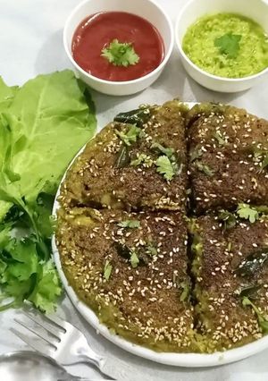 A picture of Instant semolina spinach Handvo.