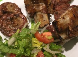 Una foto de Costillar de Novillo y Chinchulines Crocantes al Horno