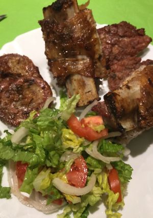 Una foto de Costillar de Novillo y Chinchulines Crocantes al Horno