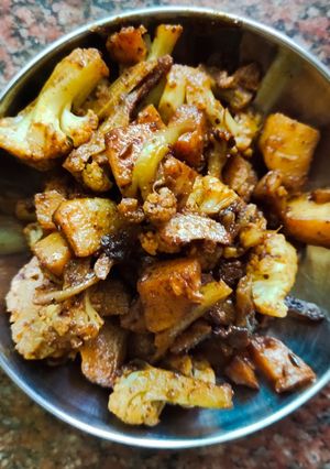 A picture of Aloo gobhi.