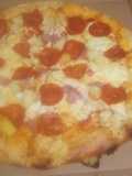 Pizza de peperoni y aros de cebolla morada