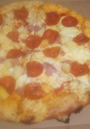 Una foto de Pizza de peperoni y aros de cebolla morada