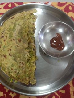 मटार लच्छा पराठा (Matar Lachha Paratha Recipe In Marathi) रेसिपी चे मुख्य फोटो