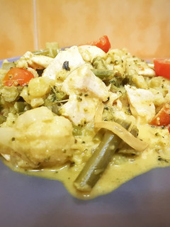 Una foto de Pollo con verduras al curry