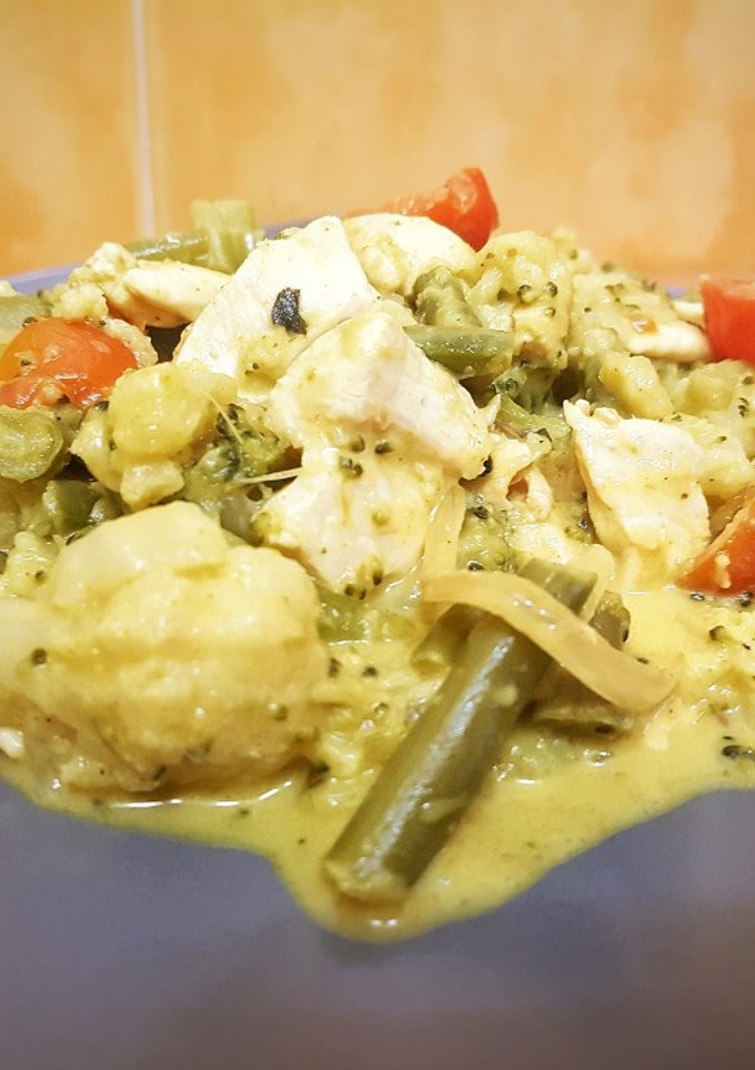 Una foto de Pollo con verduras al curry