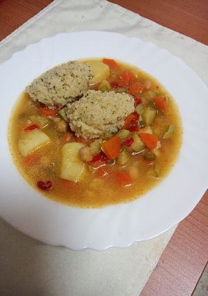 Una foto de Potaje de garbanzos y verduras con quenefe de cuscús