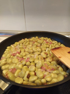 Una foto de Habas con jamón