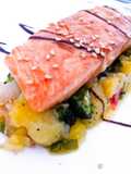 Salmón a la plancha sobre capa de patatas y verduras