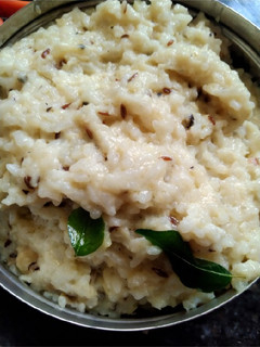 பால் வெண் பொங்கல்(Pal ven pongal recipe in tamil) செய்முறை முக்கிய புகைப்படம்