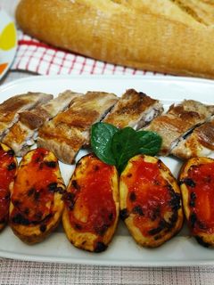 Una foto de Churrasco de cerdo al vino y patatas doradas con ketchup