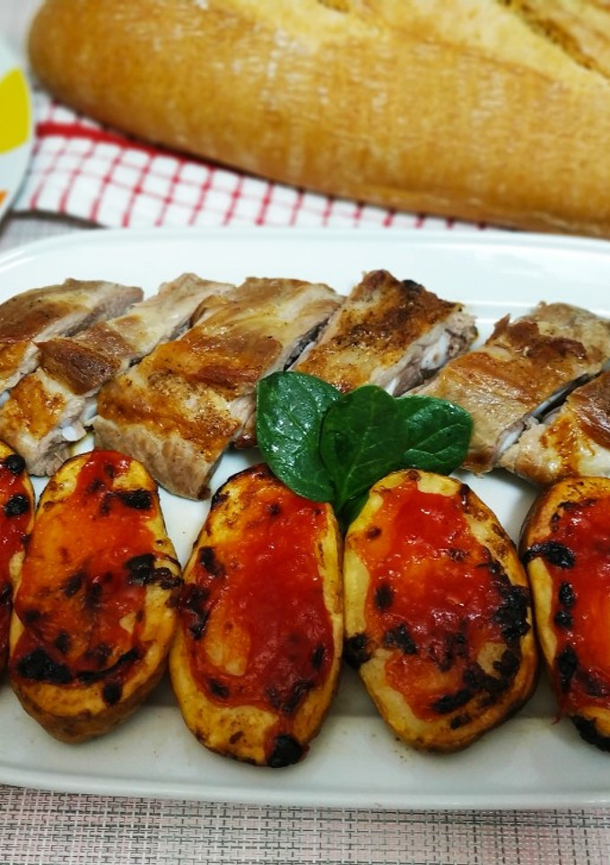 Una foto de Churrasco de cerdo al vino y patatas doradas con ketchup