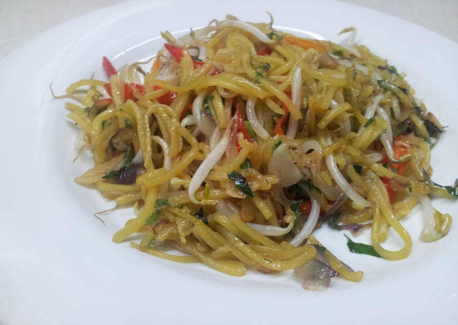 Resep Tumis Mie kuning vs Tauge oleh VeTy NuRuL - Cookpad