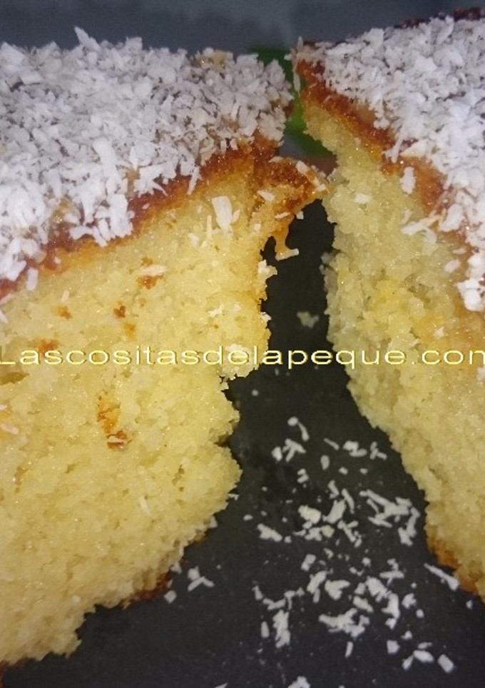 Una foto de Bizcocho de coco y dulce de leche con thermomix