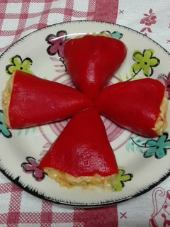 Una foto de Pimientos del piquillo rellenos de atún y verduras. Thermomix