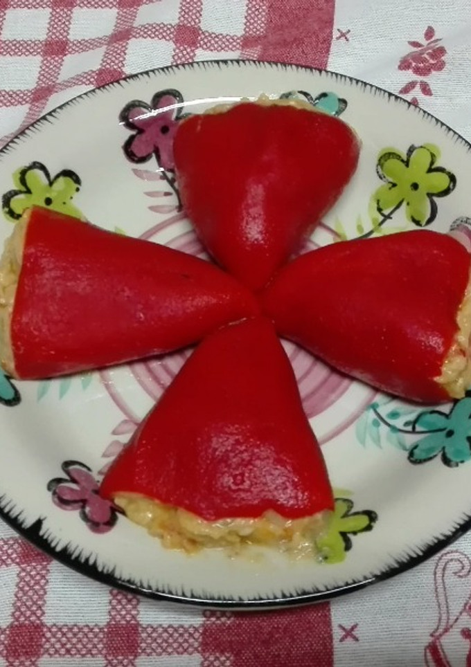 Una foto de Pimientos del piquillo rellenos de atún y verduras. Thermomix