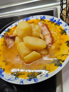 Una foto de Patatas con costillas adobadas